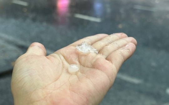 Xuất hiện mưa đá ở trung tâm TP.HCM