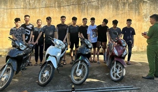 Khởi tố 9 người mang hung khí diễu phố rồi quay clip đăng lên mạng