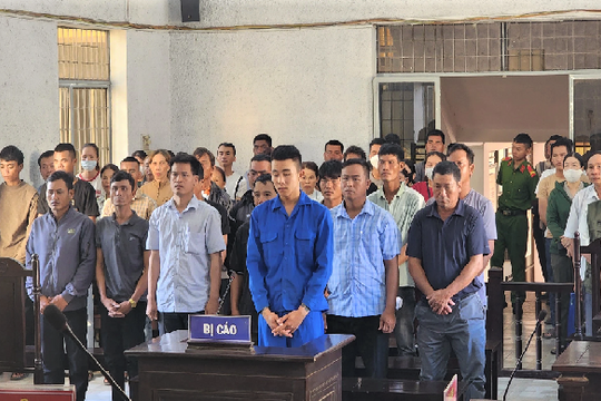 Xét xử nguyên Chủ tịch, Phó Chủ tịch xã, kiểm lâm viên, công chức địa chính,...