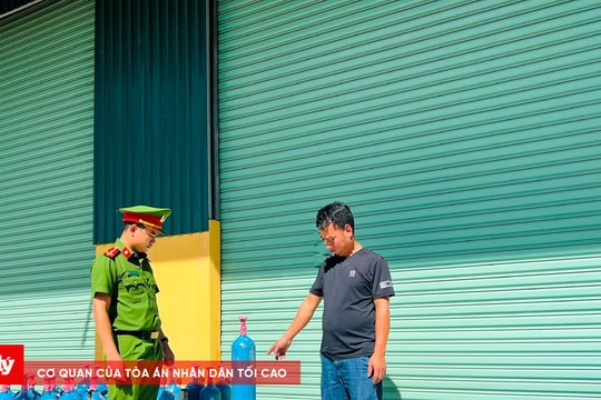 TT-Huế: Phát hiện phương tiện chở 37 bình khí cười