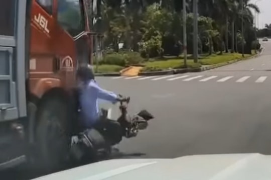 Clip: Chạy xe máy như tự sát, tài xế bị xe tải tông kinh hoàng