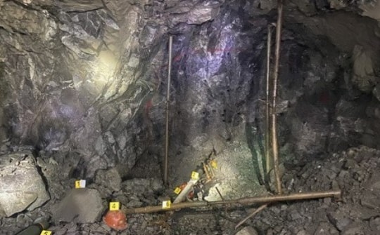 Hai công nhân bị đá rơi xuống thương vong khi khoan nổ mìn tại Lào Cai