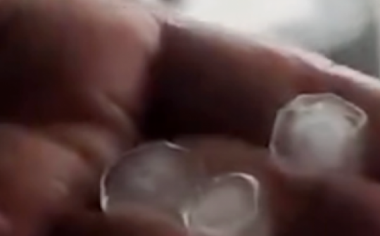 CLIP: Cần Thơ lần đầu xuất hiện mưa đá, nhiều người kinh ngạc