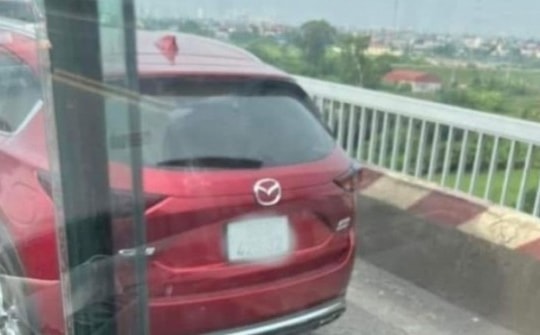 Người đàn ông bỏ lại ô tô, nghi nhảy cầu Thăng Long tự tử