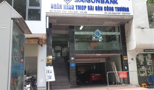 Toà nhà bị đình chỉ hoạt động, phòng giao dịch của Ngân hàng TMCP Sài Gòn Công thương vẫn mở cửa đón khách