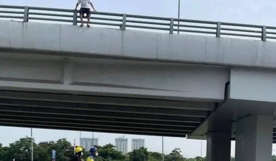 Hà Nội: Người đàn ông trèo qua lan can cầu vượt, vẫy tay, rồi bất ngờ nhảy xuống đất