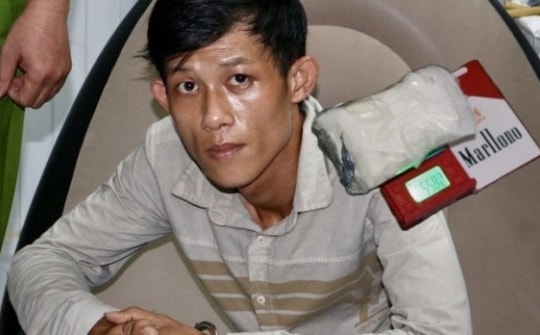 Bắt đối tượng nghiện tàng trữ trái phép ma túy và nhiều súng đạn