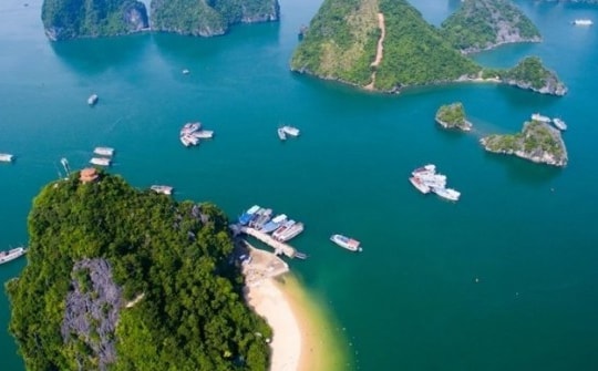 Xác minh việc tàu du lịch bỏ rơi khách trên vịnh Hạ Long