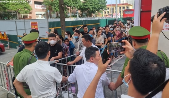 Nhiều ngân hàng chỉ bán vàng cho khách đã đăng ký mua online