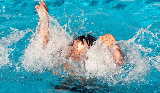 Sơ cứu đúng cách, 2 bác sĩ cứu sống bé gái 5 tuổi bị đuối nước tại bể bơi