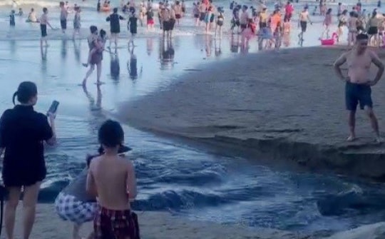 Dòng nước đen ngòm từ đâu chảy ra bãi biển Sầm Sơn?