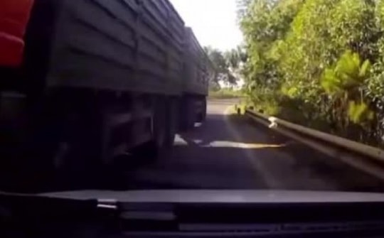 Clip: Xe tải chạy như tự sát khiến ô tô "đứng hình", tài xế chỉ biết "cầu may"