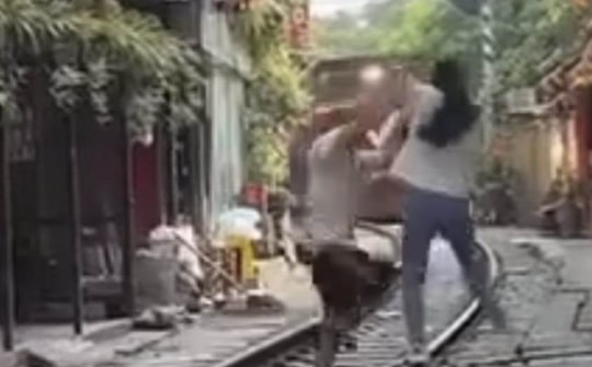 Vụ cô gái lao ra đường ray định chụp ảnh: Lập biên bản xử phạt chủ quán cà phê