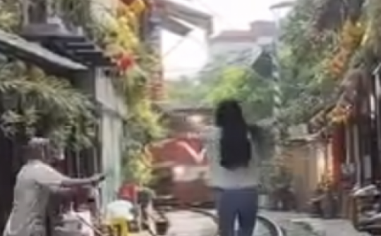 Xử lý 'nóng' vi phạm tại khu vực cà phê đường tàu thuộc quận Hoàn Kiếm