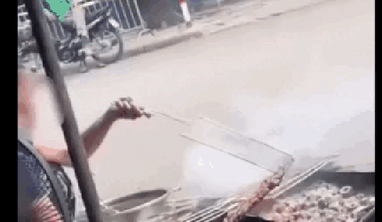 Hà Nội: Quán bún chả bị tố 'rửa thịt bằng nước than, nước rửa chén', chủ quán nói gì?