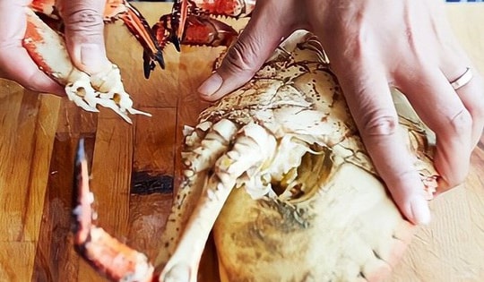 Hướng dẫn cách bóc thịt cua biển đơn giản, lấy được hết thịt cua