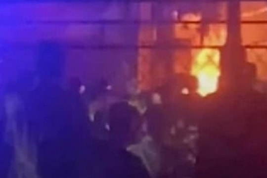 Hà Nội: Cứu 1 người trong đám cháy lúc rạng sáng