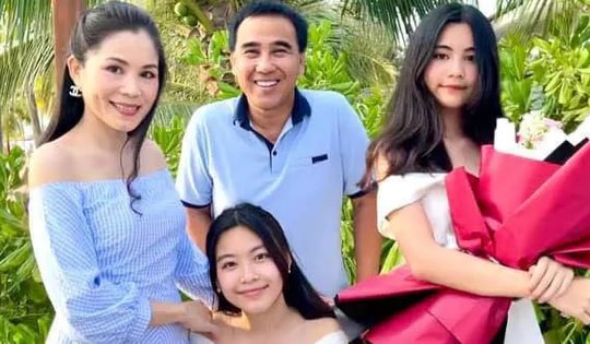 MC Quyền Linh dỗ con gái cho xem hình bạn trai: "Tôi phải coi xem có đểu không"