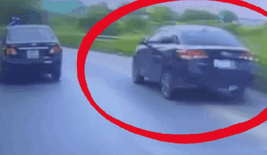 Hà Nội: Phẫn nộ cảnh ô tô con chèn ép xe máy, gây tai nạn khiến một người bất tỉnh tại chỗ rồi bỏ chạy