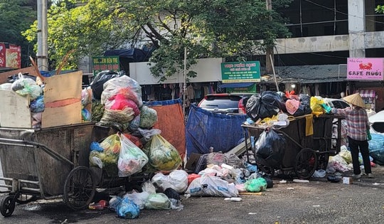 Vì sao rác thải sinh hoạt ở thành phố Hà Nội vẫn nằm ngổn ngang dưới lòng đường?