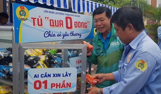 Chiếc tủ thần kỳ của lao động nghèo: Ai có thì tặng, ai cần thì lấy