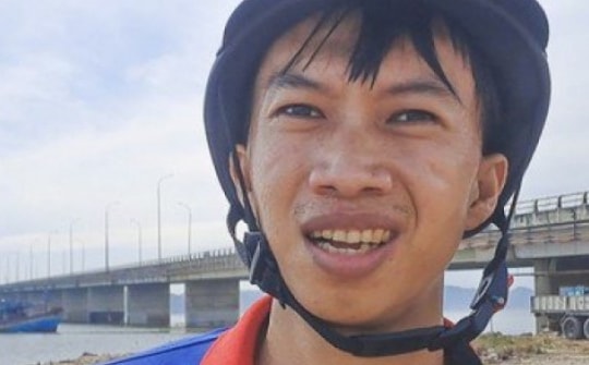 CLIP: 'Người hùng’ chèo xuồng ra giữa đầm Thị Nại cứu nạn nhân nhảy cầu