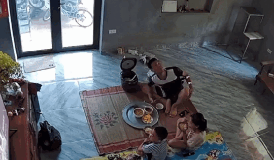 Video: Phản xạ cực nhanh, người bố cứu 2 con thoát nạn trong gang tấc