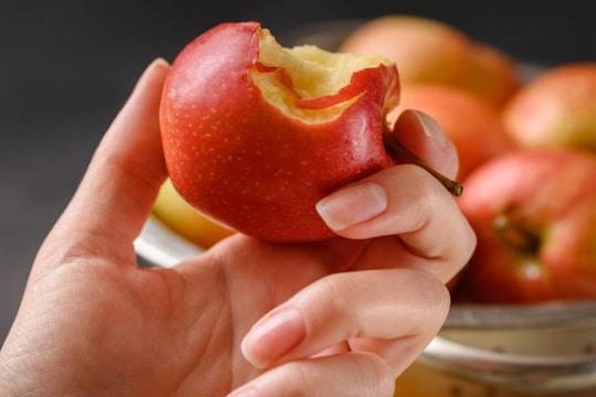 Ăn táo mỗi ngày giúp giảm cholesterol
