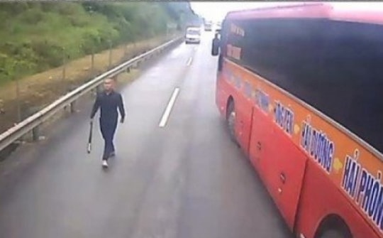 Triệu tập 3 người chặn đánh tài xế xe tải trên cao tốc Nội Bài - Lào Cai