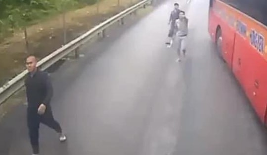 Công an mời 3 người hành hung tài xế xe tải trên cao tốc Nội Bài - Lào Cai đến làm việc