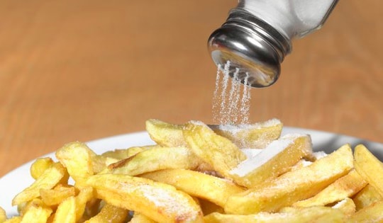 Vì sao ăn mặn gây ngứa và khô da, tăng nguy cơ viêm da dị ứng?