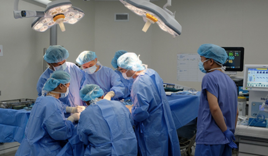 Cứu sống cô gái 19 tuổi người Đan Mạch bị vỡ xương hàm, gãy xương đùi do tai nạn giao thông