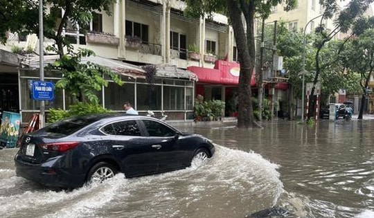 Mưa lớn lại 'nhấn chìm' nhiều tuyến phố ở Hà Nội