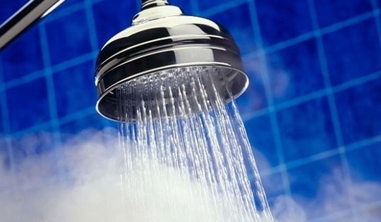 Mùa hè tắm nước lạnh hay nóng tốt cho sức khỏe?