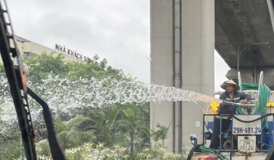 Hà Nội: Trời mưa tầm tã, xe bồn vẫn 'xả nước' tưới cây