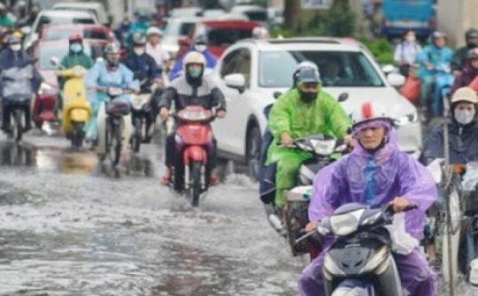 Người Hà Nội chật vật đi làm trong cơn mưa nặng hạt