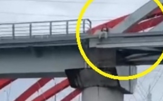 Nam thanh niên khuyên ngăn kịp thời người phụ nữ có ý định nhảy cầu Bình Lợi