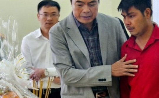 Người dân Đà Lạt đội mưa tiễn đưa 3 cháu bé tử vong trong vụ cháy nhà