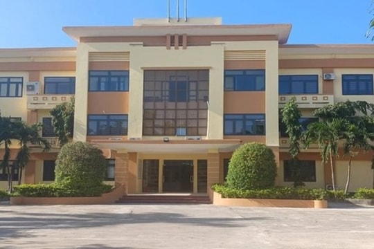 Tạm giữ hình sự phó giám đốc trung tâm y tế ở Quảng Bình