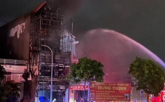 Bốn người thoát nạn trong đám cháy cửa hàng điện lạnh