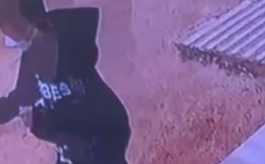 Thanh niên cướp vàng bị chủ tiệm vây bắt