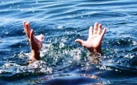 Hai cháu nhỏ đuối nước thương tâm khi chơi cạnh ao