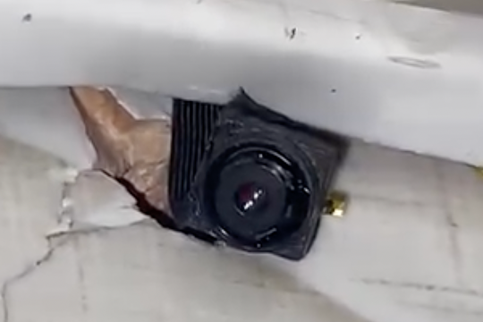 Chủ nhà trọ U60 lắp camera quay lén khách nữ trong toilet