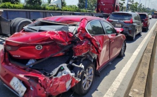 Ôtô tông liên hoàn, xa lộ Hà Nội ùn tắc 3 km