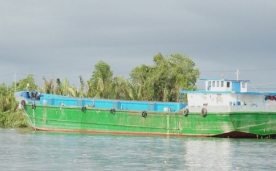 Vỏ lãi va chạm với sà lan, bé gái 5 tuổi tử vong sau buổi sinh nhật