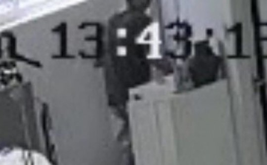 Công an làm việc với thanh niên quay lén người mẫu Châu Bùi trong nhà vệ sinh