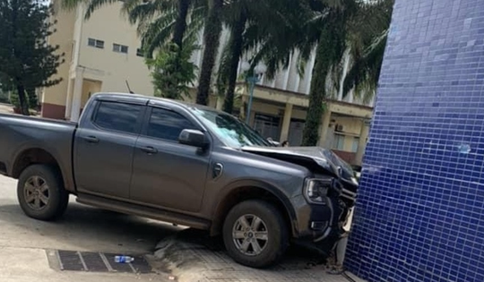 Khống chế người đàn ông lái ôtô tông vào tòa nhà của bệnh viện ở Bình Phước