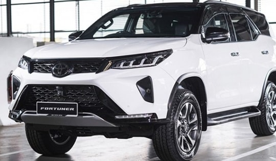 Giá lăn bánh Toyota Fortuner mới nhất rẻ hơn hẳn Ford Everest, Hyundai Santa Fe lo chạy doanh số