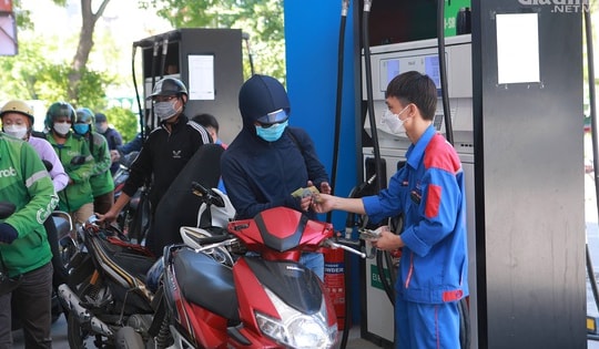 Xăng dầu tiếp tục tăng giá, xăng RON95-III vượt 23.000 đồng/lít