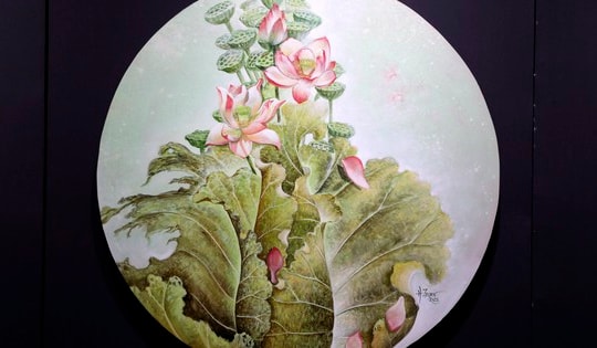 Bộ sưu tập 18 bức tranh sen gây ấn tượng ở Pháp được trưng bày tại Việt Nam